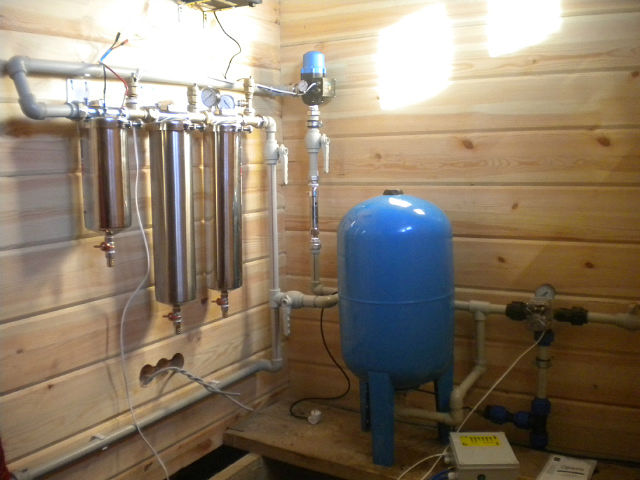 установка системы фильтрации воды из скважины в загородном доме